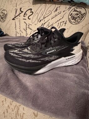 Brooks Launch womens Running Shoes - Black & White